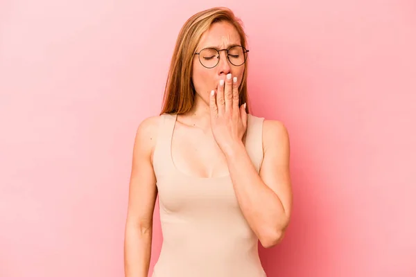 Junge Kaukasische Frau Isoliert Auf Rosa Hintergrund Gähnen Zeigt Eine — Stockfoto