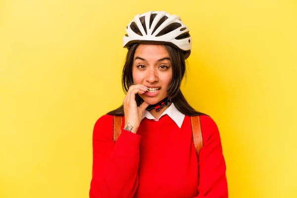 Νεαρή Ισπανίδα Μαθήτρια Που Φοράει Κράνος Ποδηλάτου Απομονωμένη Κίτρινο Φόντο — Φωτογραφία Αρχείου