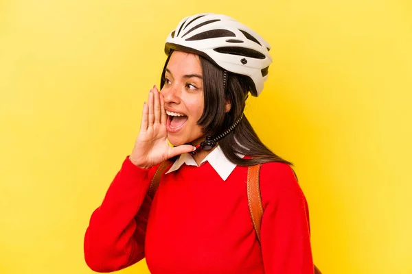 Νεαρή Ισπανίδα Μαθήτρια Που Φορούσε Κράνος Ποδηλάτου Απομονωμένη Κίτρινο Φόντο — Φωτογραφία Αρχείου