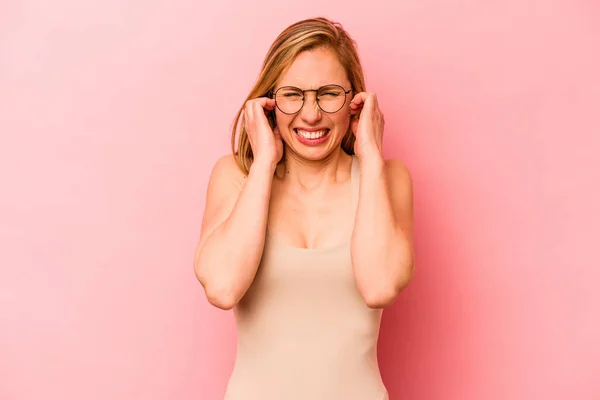 Mujer Joven Caucásica Aislada Sobre Fondo Rosa Cubriendo Las Orejas —  Fotos de Stock