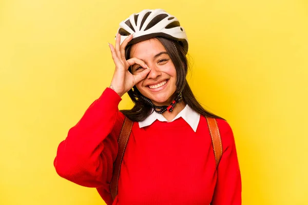 Νεαρή Μαθήτρια Ισπανόφωνη Γυναίκα Φορώντας Ένα Κράνος Ποδηλάτου Απομονωμένη Κίτρινο — Φωτογραφία Αρχείου