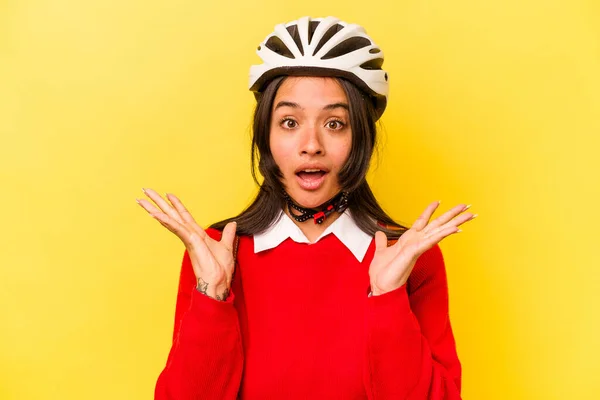 Junge Hispanische Studentin Mit Fahrradhelm Auf Gelbem Hintergrund Überrascht Und — Stockfoto