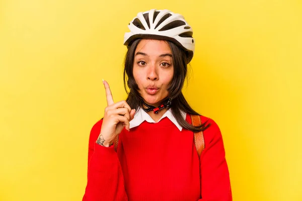 Νεαρή Ισπανόφωνη Μαθήτρια Που Φοράει Κράνος Ποδηλάτου Απομονωμένη Κίτρινο Φόντο — Φωτογραφία Αρχείου