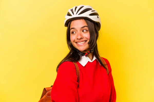 Jovem Estudante Hispânico Mulher Vestindo Capacete Bicicleta Isolado Fundo Amarelo — Fotografia de Stock