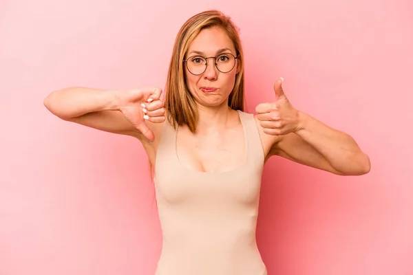 Mujer Joven Caucásica Aislada Sobre Fondo Rosa Mostrando Pulgares Hacia —  Fotos de Stock