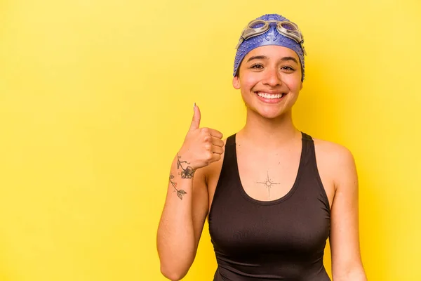 Jonge Zwemmer Spaanse Vrouw Geïsoleerd Gele Achtergrond Glimlachen Het Verhogen — Stockfoto