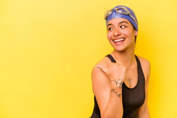Jonge Zwemmer Spaanse Vrouw Geïsoleerd Gele Achtergrond Punten Met Duim — Stockfoto