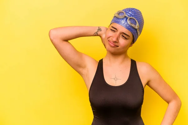 Jovem Nadador Hispânico Mulher Isolada Fundo Amarelo Tocando Parte Trás — Fotografia de Stock