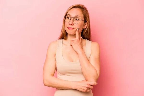 Mujer Caucásica Joven Aislada Sobre Fondo Rosa Contemplando Planeando Una —  Fotos de Stock