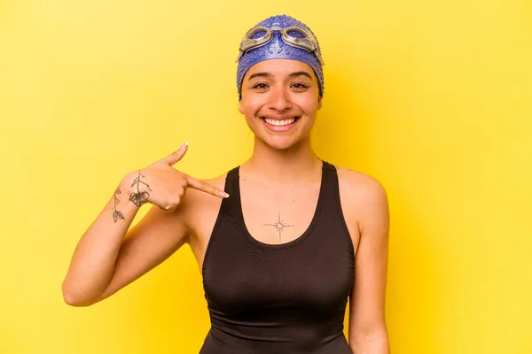 Jonge Zwemmer Spaanse Vrouw Geïsoleerd Gele Achtergrond Persoon Wijzend Met — Stockfoto