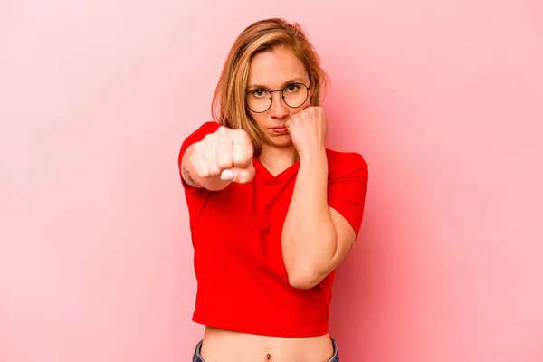 Giovane Donna Caucasica Isolata Sfondo Rosa Che Lancia Pugno Rabbia — Foto Stock