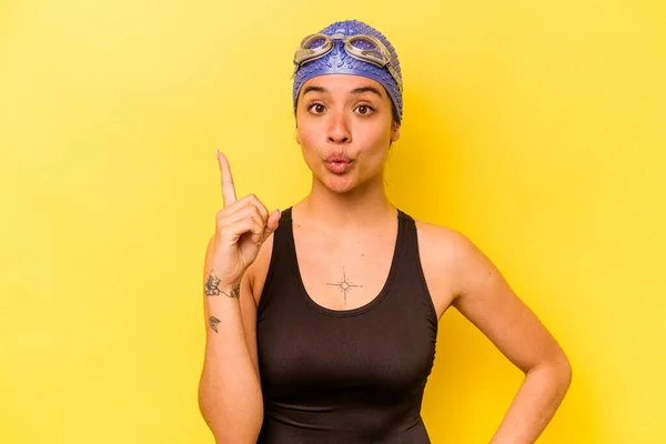 Jonge Zwemmer Spaanse Vrouw Geïsoleerd Gele Achtergrond Met Een Geweldig — Stockfoto
