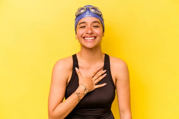 Jonge Zwemmer Spaanse Vrouw Geïsoleerd Gele Achtergrond Lacht Luid Houden — Stockfoto