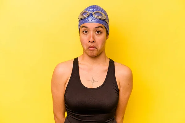 Giovane Nuotatore Donna Ispanica Isolato Sfondo Giallo Spalle Spalle Occhi — Foto Stock