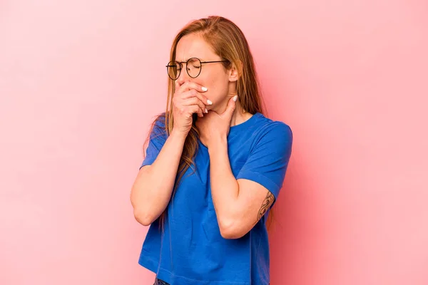 Mulher Branca Jovem Isolado Fundo Rosa Sofre Dor Garganta Devido — Fotografia de Stock