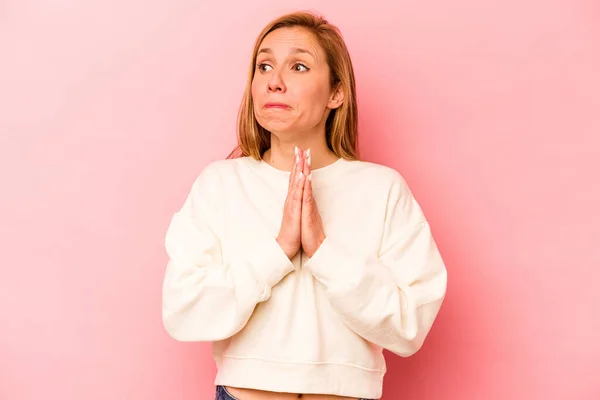 Joven Mujer Caucásica Aislada Sobre Fondo Rosa Rezando Mostrando Devoción — Foto de Stock