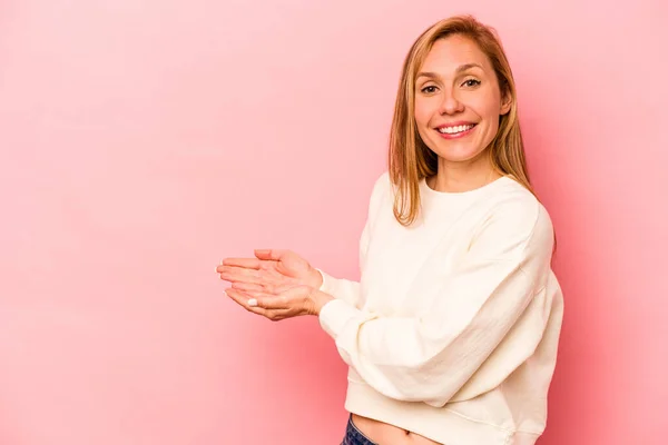 Mulher Caucasiana Jovem Isolado Fundo Rosa Segurando Espaço Cópia Uma — Fotografia de Stock