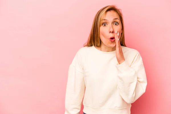 Junge Kaukasische Frau Isoliert Auf Rosa Hintergrund Sagt Eine Geheime — Stockfoto