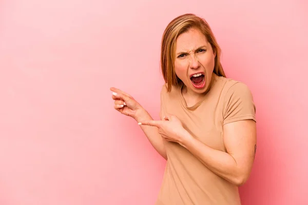 Mujer Caucásica Joven Aislada Sobre Fondo Rosa Señalando Con Los —  Fotos de Stock