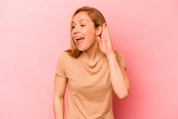 Junge Kaukasische Frau Isoliert Auf Rosa Hintergrund Versucht Einen Klatsch — Stockfoto