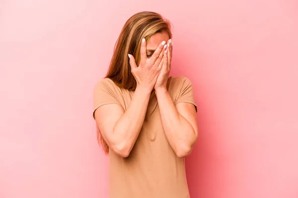 Joven Mujer Caucásica Aislada Sobre Fondo Rosa Parpadea Ante Cámara —  Fotos de Stock