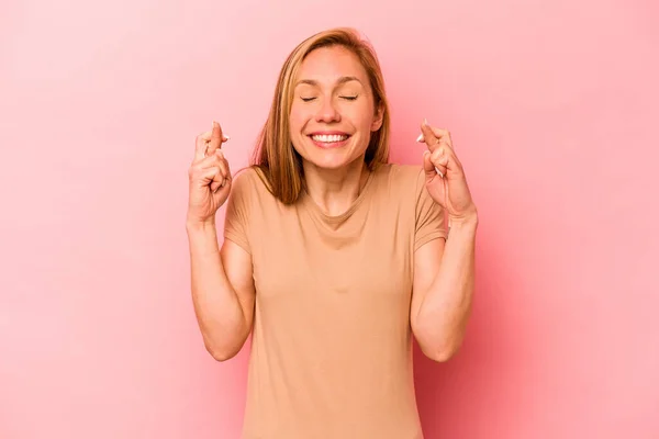 Junge Kaukasische Frau Isoliert Auf Rosa Hintergrund Daumen Drücken Für — Stockfoto