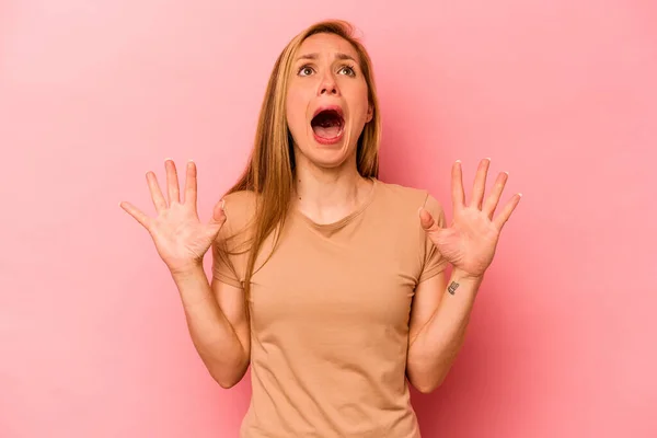Young Caucasian Woman Isolated Pink Background Screaming Sky Looking Frustrated — Stock Photo, Image