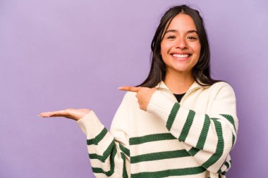 Mor arka planda izole edilmiş genç İspanyol bir kadın..