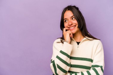 Mor arka planda izole edilmiş genç İspanyol kadın rahatlamış bir şeyin fotokopi odasına baktığını düşünüyor..