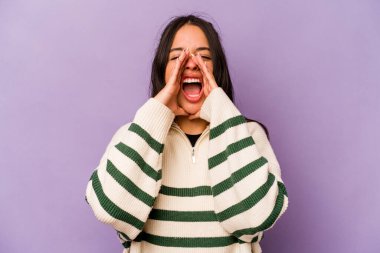 Mor arka planda izole edilmiş genç İspanyol kadın heyecanla bağırıyor..