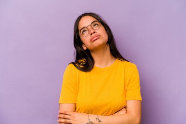 Mor arka planda izole edilmiş genç İspanyol kadın tekrarlanan bir görevden yoruldu..