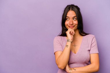 Mor arka planda izole edilmiş genç İspanyol kadın rahatlamış bir şeyin fotokopi odasına baktığını düşünüyor..