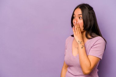 Mor arka planda izole edilmiş genç İspanyol kadın gördüğü bir şey yüzünden şoka uğruyor..