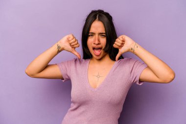 Mor arka planda izole edilmiş genç İspanyol kadın gururlu ve kendinden emin hissediyor, örnek olarak.