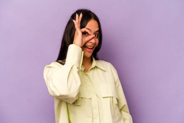 Mor arka planda izole edilmiş genç bir İspanyol kadın heyecanlı..