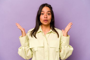 Mor arka planda izole edilmiş genç İspanyol kadının bir fikri, ilham konsepti var..