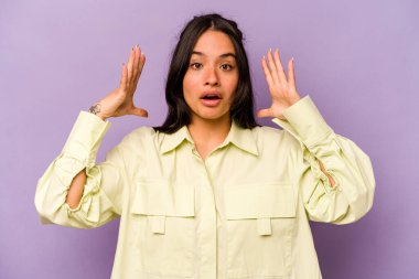 Mor arka planda, zaferi ya da başarıyı kutlayan genç İspanyol kadın şaşırdı ve şok oldu..