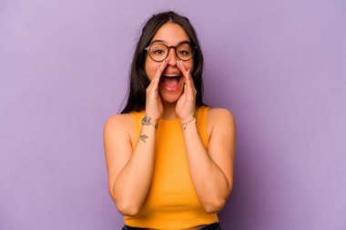 Mor arka planda soyutlanmış genç İspanyol bir kadın dedikodu yapıyor, bir şeyleri haber veriyor..