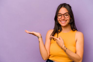 Mor arka planda izole edilmiş genç İspanyol bir kadın..