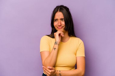 Mor arka planda izole edilmiş genç İspanyol kadın virüs veya enfeksiyon yüzünden boğaz ağrısı çekiyor..