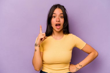 Mor arka planda izole edilmiş genç İspanyol kadının bir fikri, ilham konsepti var..