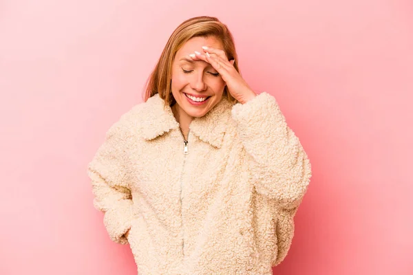 Młoda Biała Kobieta Często Się Śmieje Różowym Tle Koncepcja Szczęścia — Zdjęcie stockowe