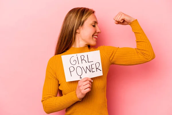 年轻的高加索女人拿着粉红背景的女孩权力标牌 — 图库照片