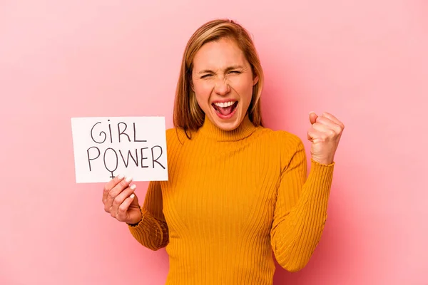 年轻的高加索女人拿着粉红背景的女孩权力标牌 — 图库照片
