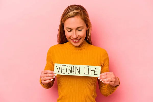 Ung Kaukasiska Kvinna Som Håller Vegan Liv Plakat Isolerad Rosa — Stockfoto