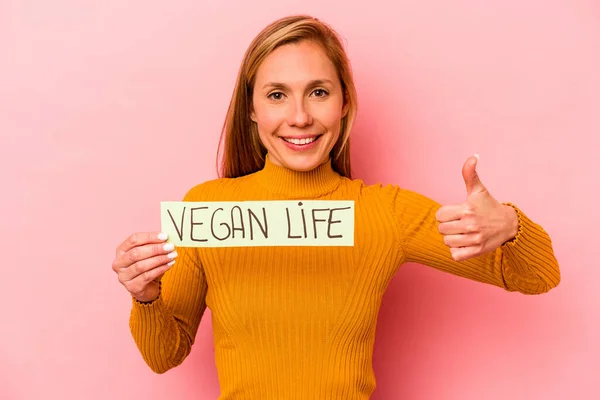 Ung Kaukasiska Kvinna Som Håller Vegan Liv Plakat Isolerad Rosa — Stockfoto
