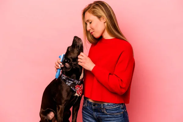 Mulher Caucasiana Jovem Pentear Cão Isolado Fundo Rosa — Fotografia de Stock