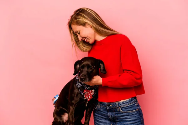 Mulher Caucasiana Jovem Pentear Cão Isolado Fundo Rosa — Fotografia de Stock