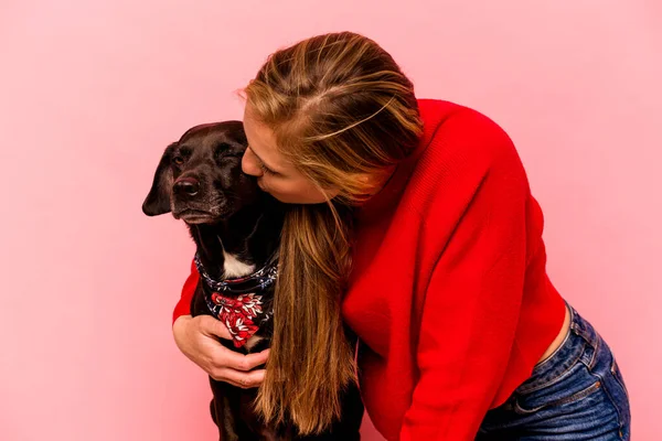Jovem Caucasiana Com Seu Cão Isolado Fundo Rosa — Fotografia de Stock