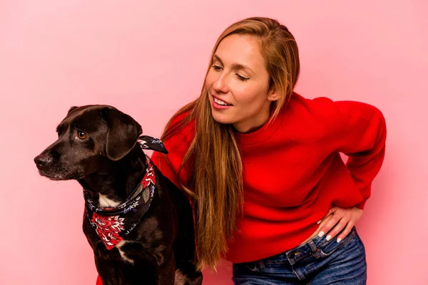 Jovem Caucasiana Com Seu Cão Isolado Fundo Rosa — Fotografia de Stock